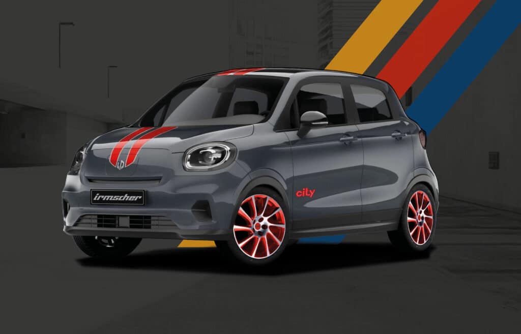 Auf diesem Bild ist ein dunkelgraues Auto der Marke Irmscher mit roten Rennstreifen und Felgen vor einem stilisierten urbanen Hintergrund mit Gebäuden und farbigen Streifen zu sehen.