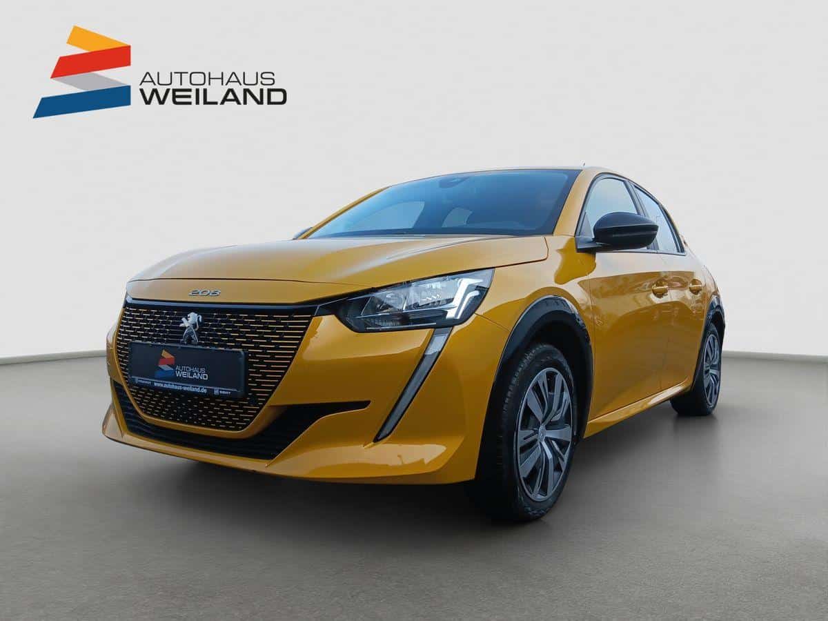 Dieses Bild zeigt einen neuen gelben Peugeot 208, der von Autohaus Weiland auf einem hellen Hintergrund präsentiert wird.
