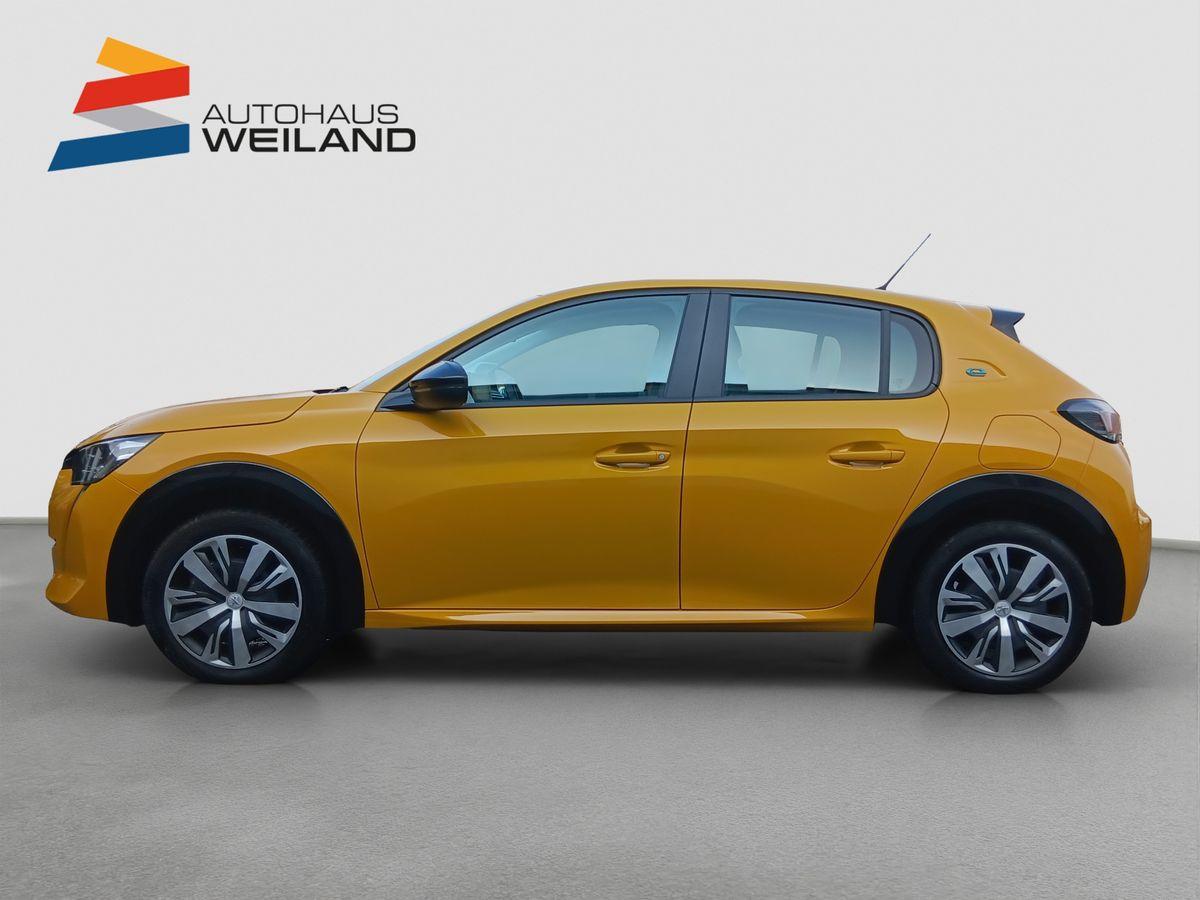 Auf diesem Bild ist ein gelber Kleinwagen in Seitenansicht zusammen mit dem Logo 'AUTOHAUS WEILAND' zu sehen.