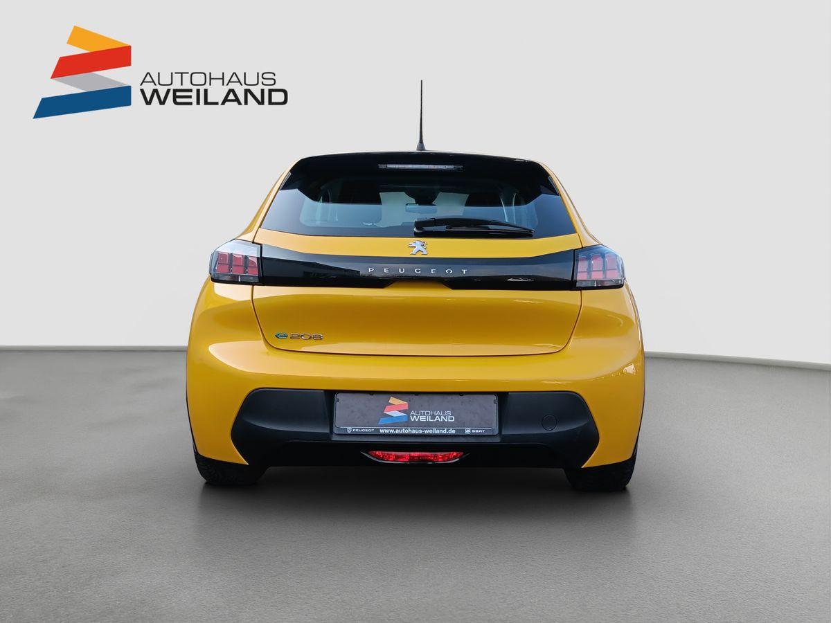 Auf diesem Bild ist ein gelber Peugeot e-208 von hinten zu sehen.