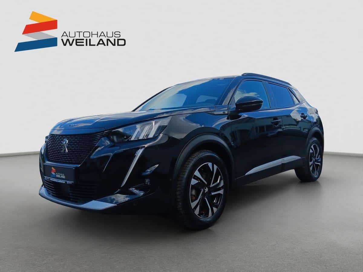 Auf diesem Bild ist ein schwarzer Peugeot 2008 SUV vor einem weißen Hintergrund zu sehen, mit dem Logo des Autohauses Weiland oben links.