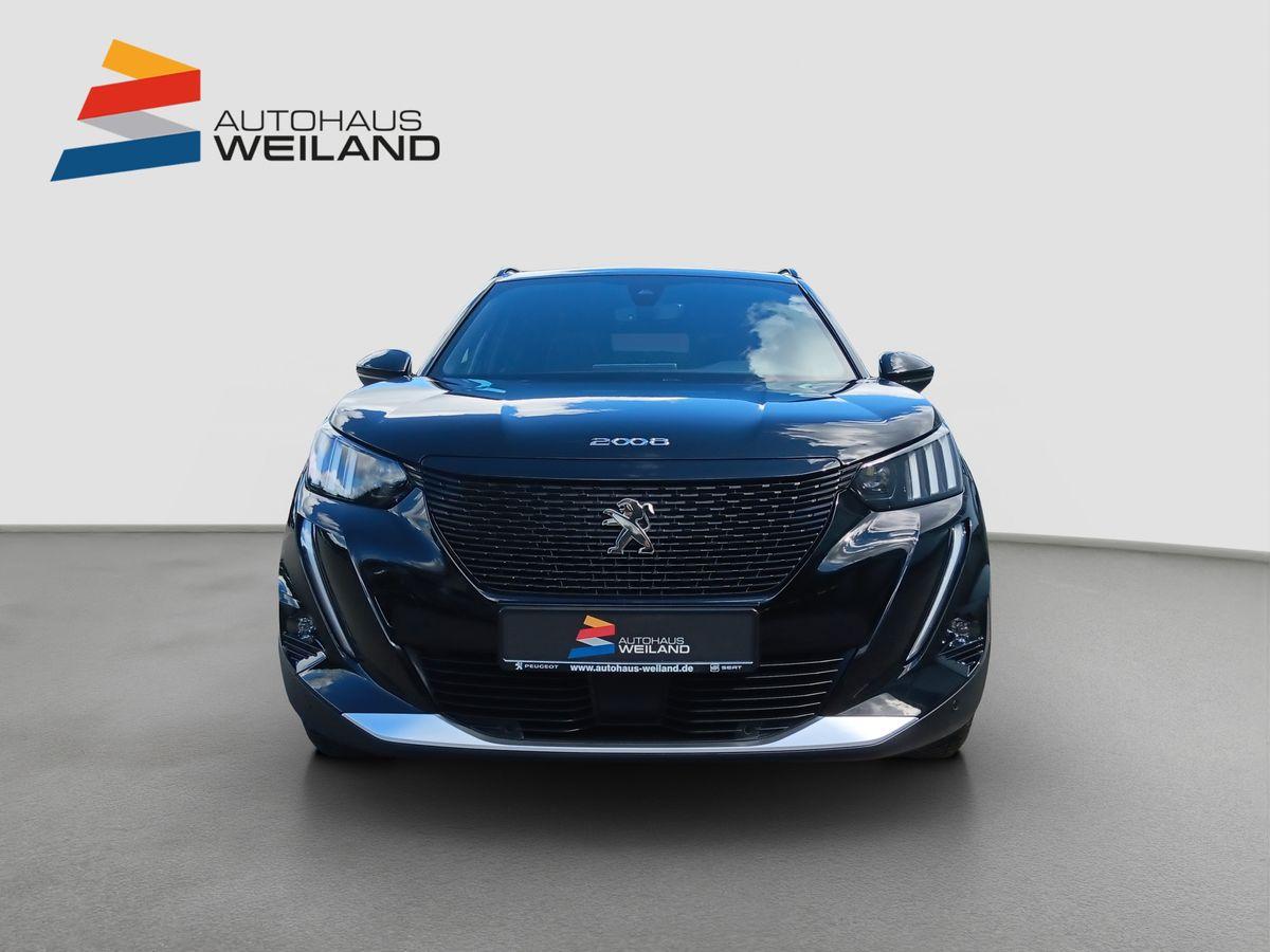 Auf diesem Bild ist ein schwarzer Peugeot 2008 in Frontansicht mit den Logos des Autohauses Weiland zu sehen.