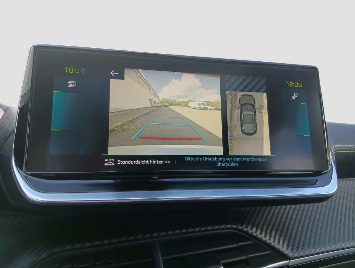 Auf diesem Bild ist ein Auto-Infotainmentsystem zu sehen, das eine Rückfahrkamera und eine 360-Grad-Ansicht zur Parkunterstützung anzeigt.