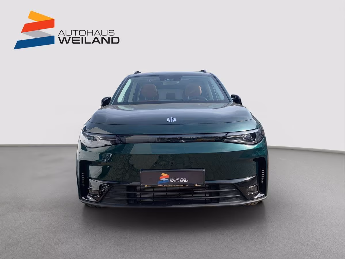 Das Bild zeigt eine dunkelgrüne Frontansicht eines Leapmotor-SUVs in einem Autohaus, zusammen mit dem Logo von Autohaus Weiland.
